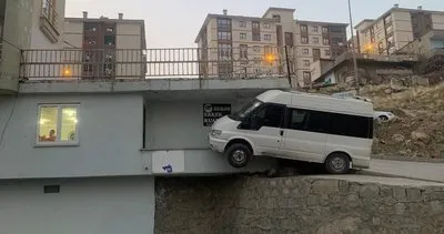 Şırnak’ta minibüs balkona çıktı