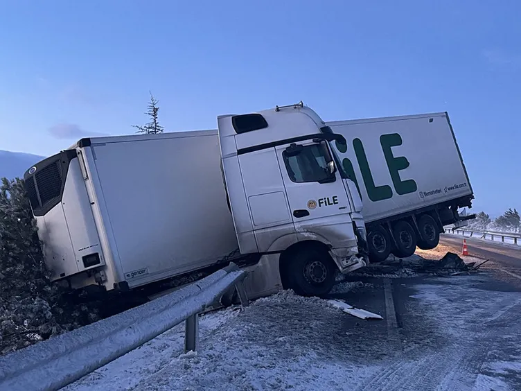 SON DAKİKA: Afyonkarahisar’da zincirleme kaza: 30 kişi yaralandı!