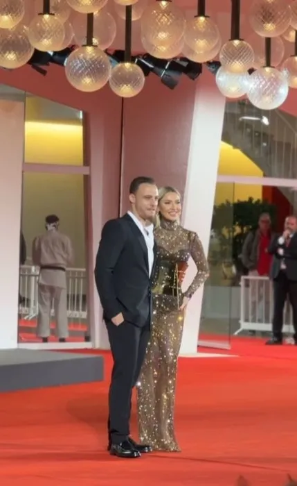 Acun Ilıcalı’nın düğününe katılmayan şarkıcı Hadise Venedik’te Kerem Bürsin ile boy gösterdi! Hadise transparan elbisesi ile yürek hoplattı!