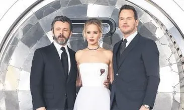Jennifer Lawrence bir kuğu gibi