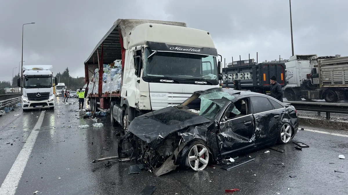 TEM’de zincirleme kaza: 6 araç birbirine girdi! 3 yaralı TEM’de zincirleme kaza: 6 araç birbirine girdi! 3 yaralı