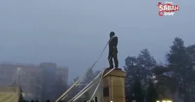 Kazakistan’da protestocular Nazarbayev’in heykelini yıkmaya çalıştı | Video
