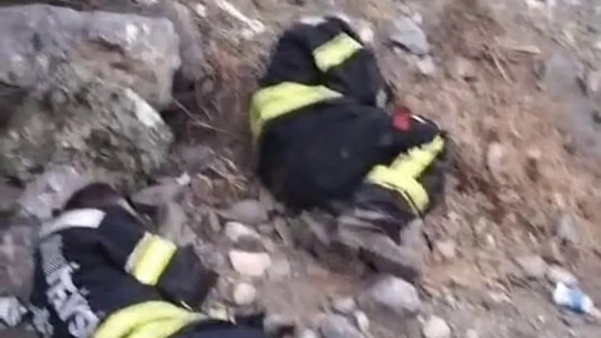 Alevlerle uykusuz mücadele eden itfaiyeciler yerde yatarak dinlendi