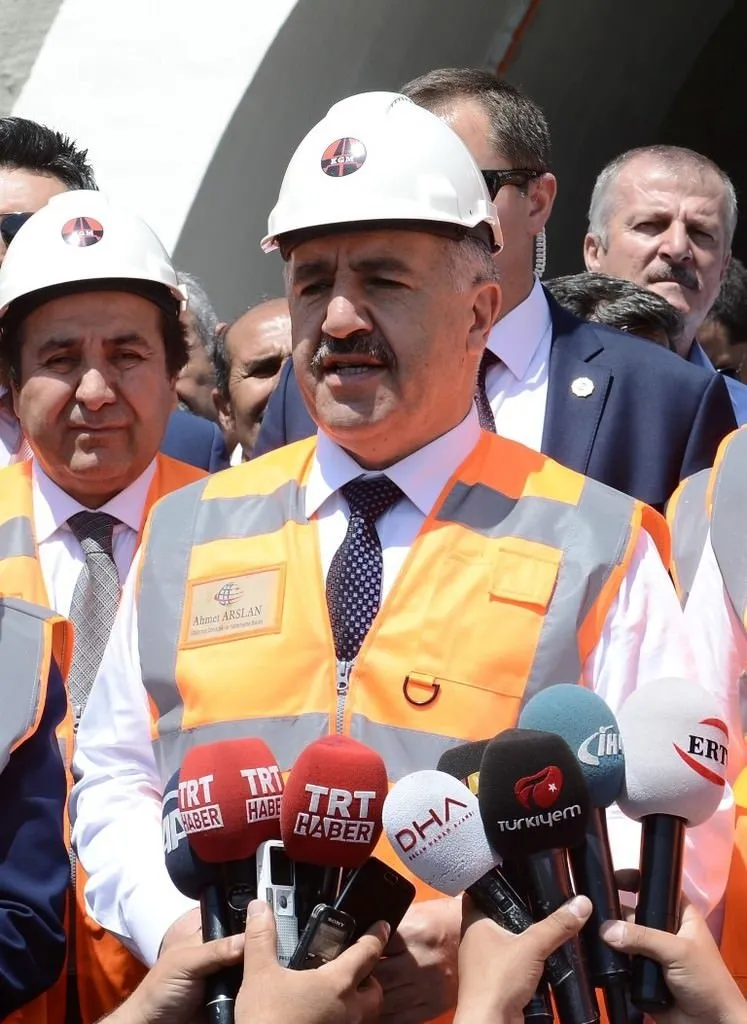Karahan Tüneli'nden araç geçişleri başladı  .