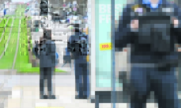 Silahla önüne geleni yaraladı