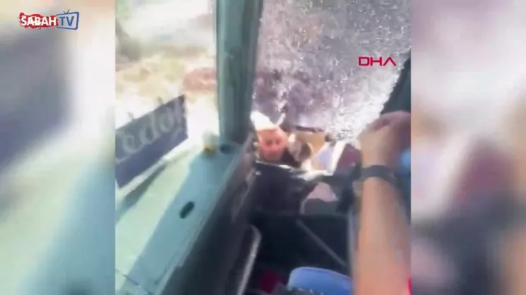 Turistlerin taşındığı otobüsün önünü kesip, şoföre taşla saldırdılar! Dehşet anları kamerada | Video
