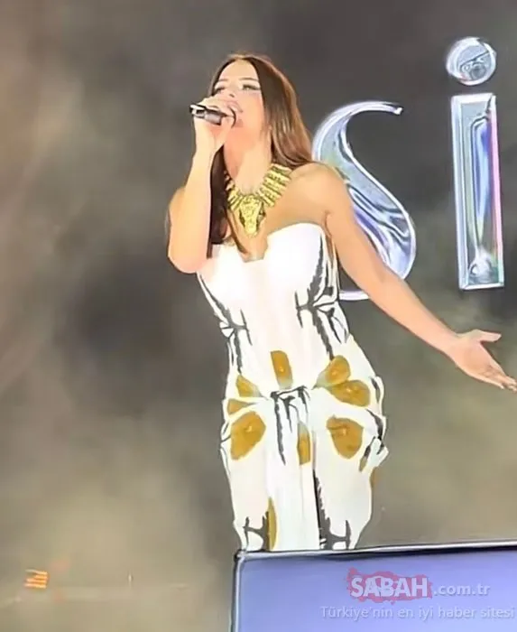 Simge Sağın sahnede saldırıya uğradı! Önce çiçek sonra telefon...