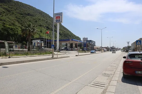 hatayda-akilalmaz-kaza-motosiklet-otomobile-ok-gibi-saplandi-surucunun-metrelerce-havaya-uctugu-anlar-kamerada-1777357505516.jpg