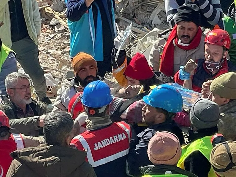 SON DAKİKA: Deprem bölgelerinde mucize hikayeler: Bu görüntüler 85 milyonu ağlattı!