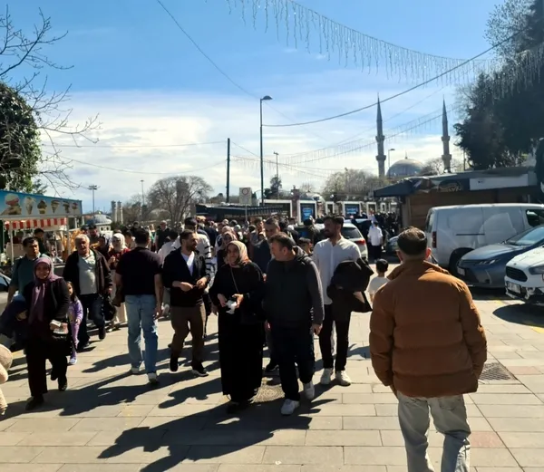 istanbulda-yasayanlar-memleketine-giderken-istanbul-yerli-ve-yabanci-turistlere-kaldi-1743433503493.jpg