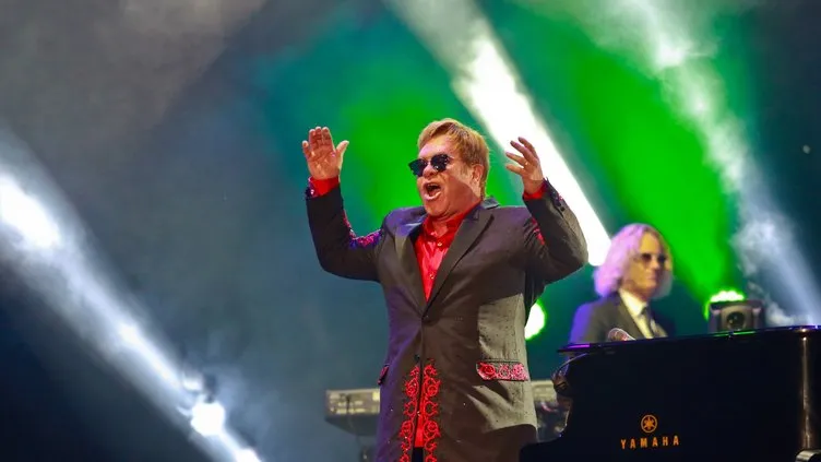 Dünyaca ünlü şarkıcı Elton John Antalya’da sahne aldı