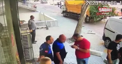 Avcılar’da kaldırımdaki ağaç aracın üzerine devrildi | Video