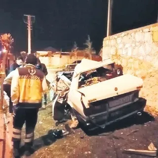 Otomobil önce direğe sonra duvara çarptı: 2 ölü