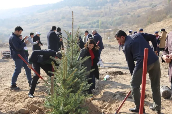 nevsehirde-8-bin-fidan-toprakla-bulustu-1668172137141.jpg