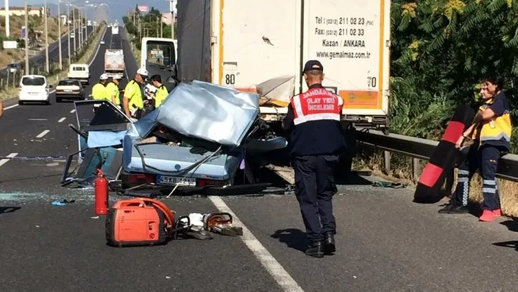Otomobil TIR’a arkadan çarptı: 3 kişi hayatını kaybetti
