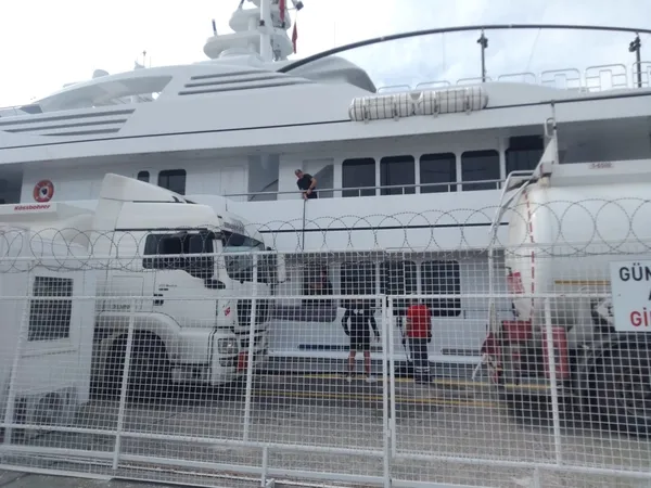 hollandali-milyarderin-mega-yatina-100-ton-akaryakit-ikmali-yapildi-1762177001424.jpg