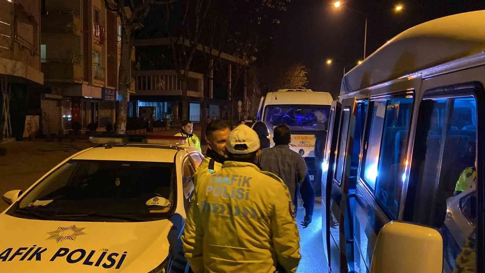 Bursa polisi fark etti, trafikten men edildi; yolcular indirildi #bursa