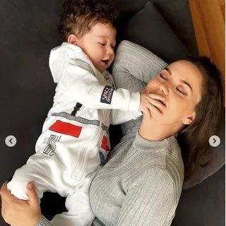 Fahriye Evcen oğlu Karan için gelen yorumlara kahkaha attı! İşte sosyal medyadan beğeni yağan Burak Özçivit ve Fahriye Evcen'in oğlu Karan...