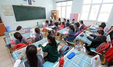 Önce kitap okuyup sonra ders işliyorlar