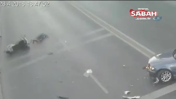 İstanbul'da otomobile çarpan motosikletli yola savruldu... Kaza anı kameralara böyle yansıdı!