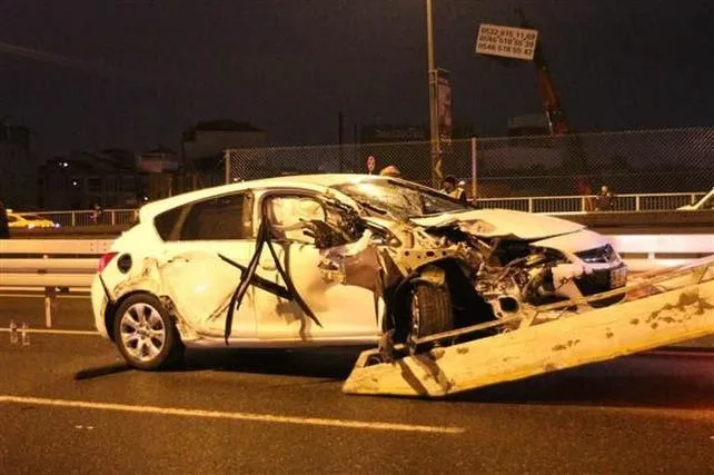 TIR metrobüs yoluna devrildi: Yaralılar var - 1