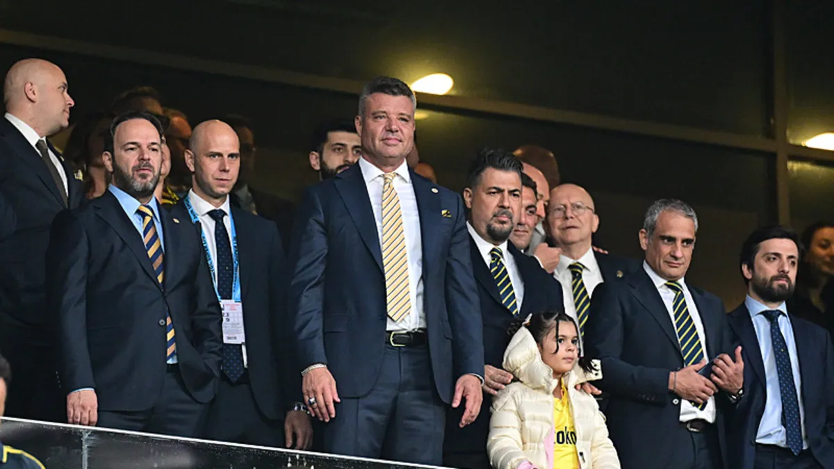 Sadettin Saran Fenerbahçe genel kurulunda konuşma yaparken