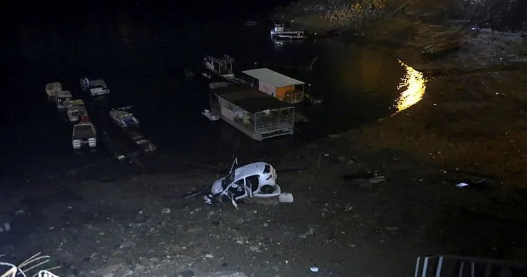 Uçurumdan yuvarlanan otomobil teknenin üzerine düştü: 4 yaralı