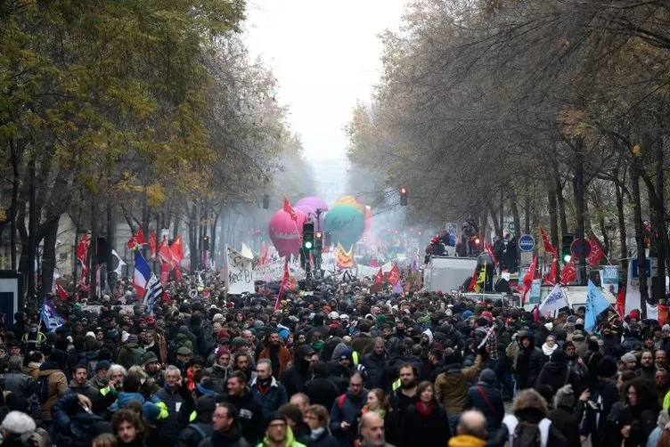 Paris’te polisten göstericilere sis bombasıyla müdahale