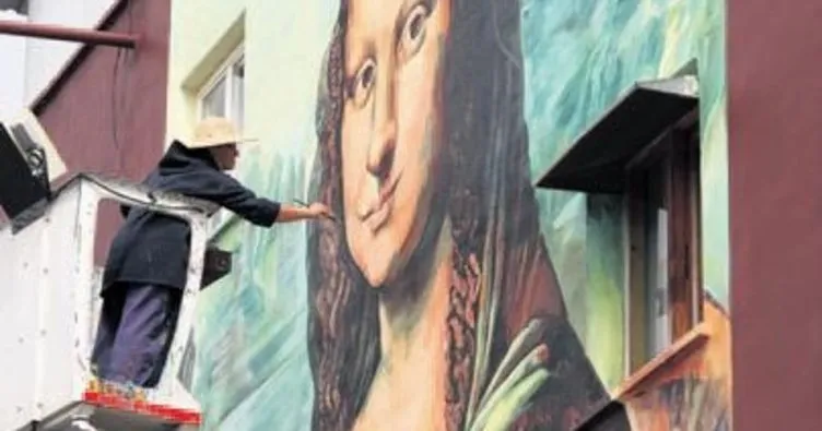 Mona Lisa tablosunu bina duvarına işledi