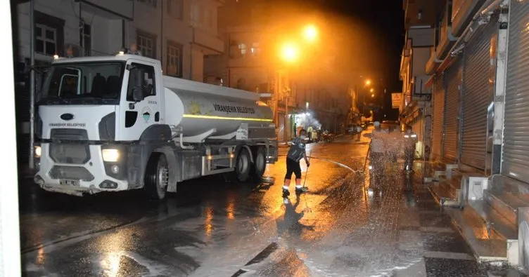 Viranşehir Belediyesi caddeleri köpüklü su ile yıkadı