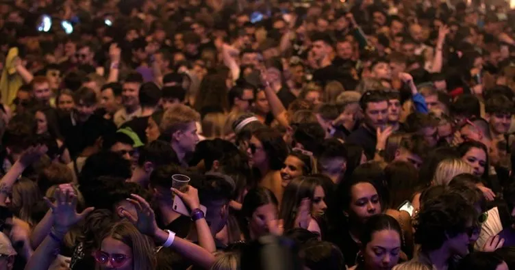 İngiltere’de binlerce kişilik parti kamerada! Koronavirüse meydan okudular