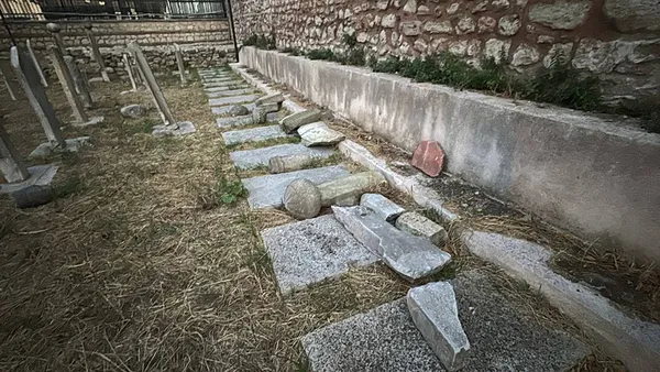 istanbul-fatihte-cirkin-saldiri-500-yillik-hazireyi-tahrip-etti-sehir-magandasi-7-mezar-tasini-tekmeleyip-1785675251549.jpg