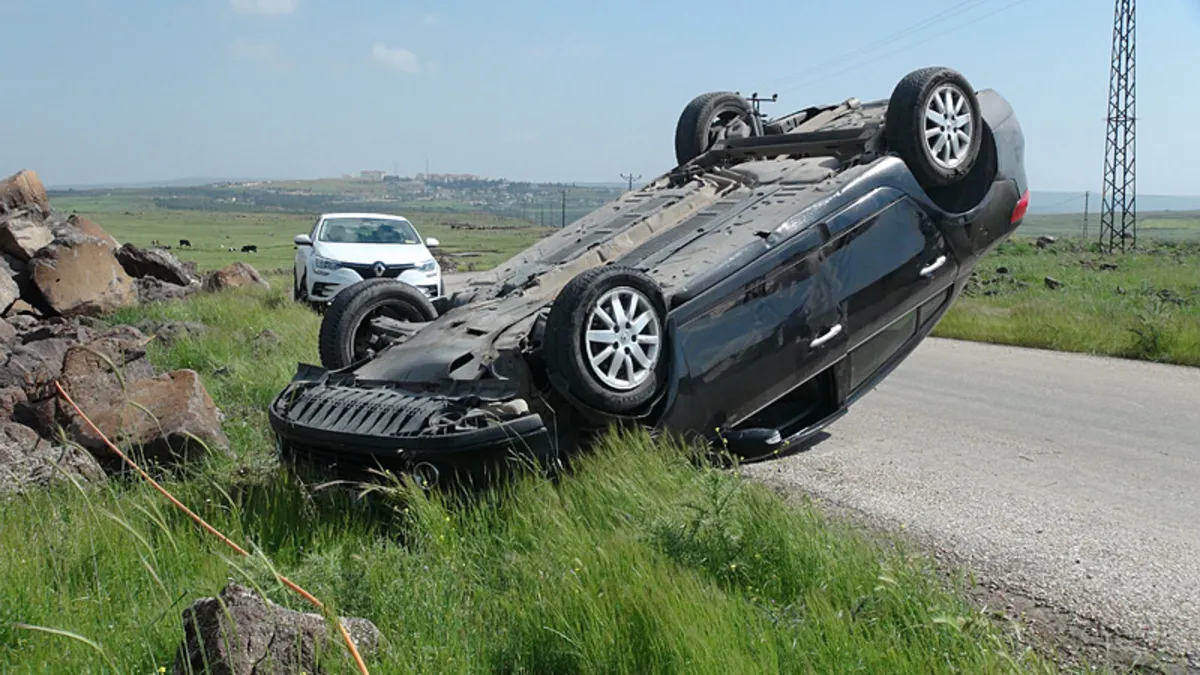 Kilis’te otomobil refüje devrildi: 5 yaralı Kilis’te otomobil refüje devrildi: 5 yaralı