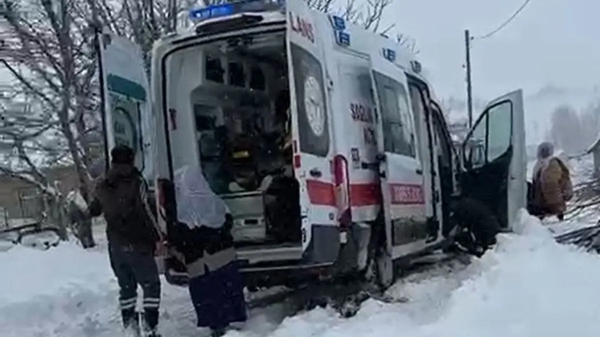 Kardan kapanan yolda ambulansta doğum yaptı Kardan kapanan yolda ambulansta doğum yaptı