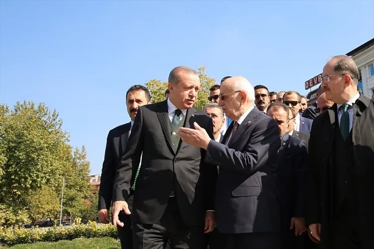 Cumhurbaşkanı,cuma namazını Melike Hatun Camisi'nde kıldı.