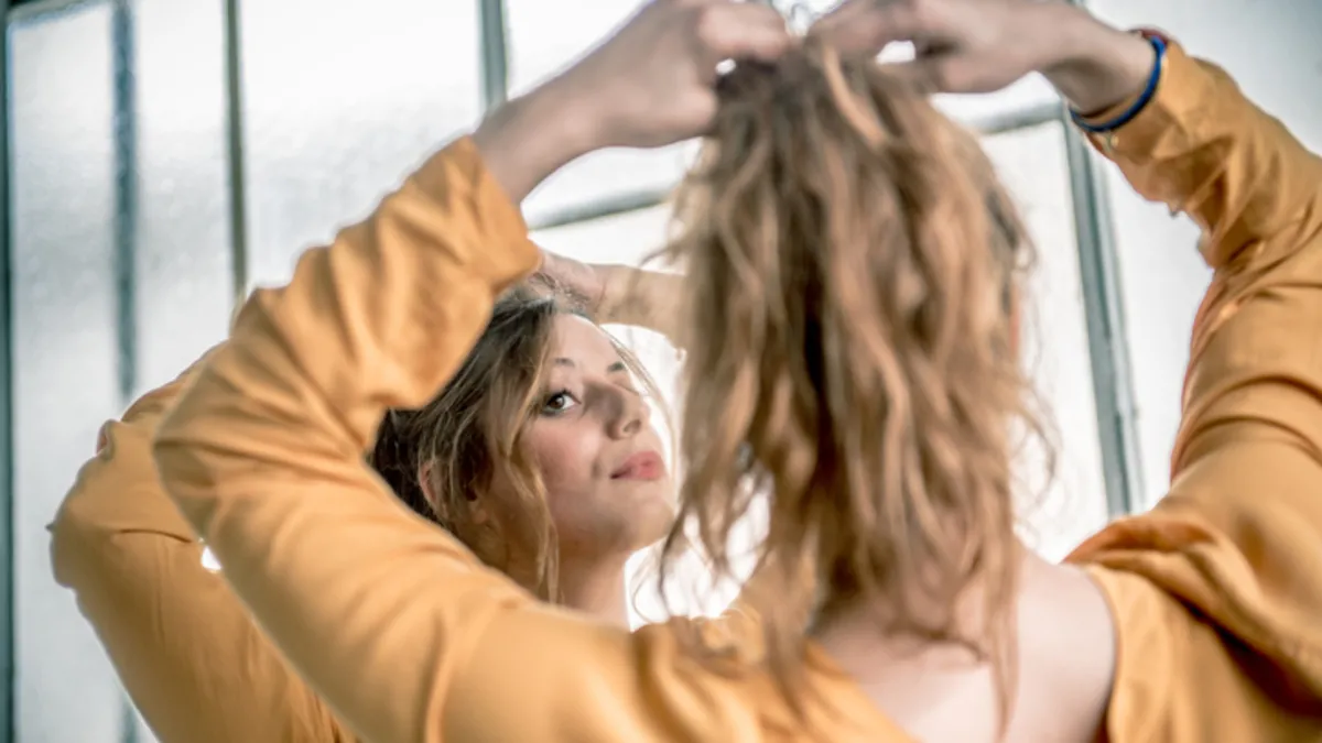 Saçını böyle toplayan kadınlar risk altında! Farkında olmadan saç köklerini öldürüyor Saçını böyle toplayan kadınlar risk altında! Farkında olmadan saç köklerini öldürüyor