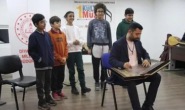 Türküler eşliğinde müzik aletlerini tanıtıyor #diyarbakir