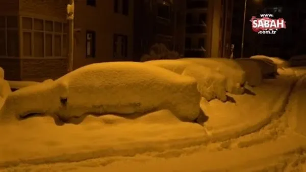 Yoğun kar yağışı sonrası park halindeki araçlar kar altında kayboldu | Video