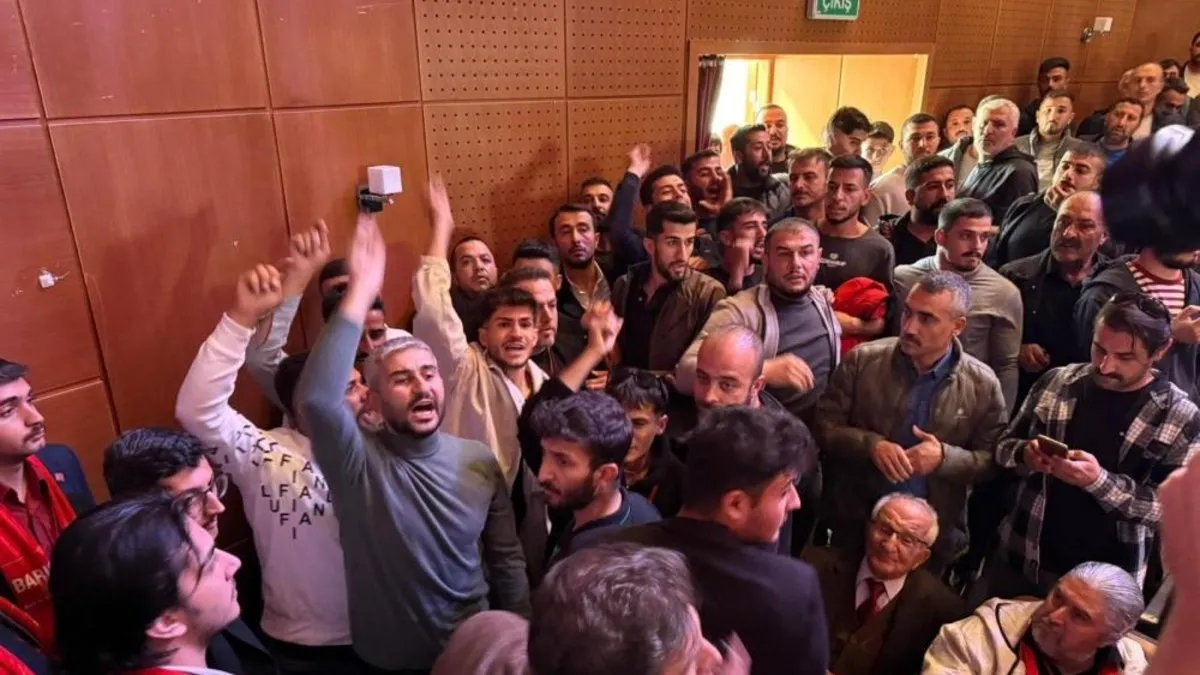 Bir CHP klasiği: Yine kaos yine kavga! Kongrede yumruklar havada uçuştu! Çevik kuvvet sevk edildi