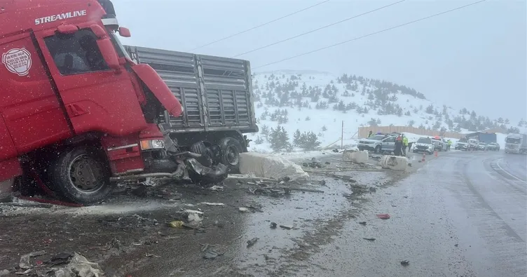 Sivas’ta 2 TIR çarpıştı: 1 ölü, 2 yaralı