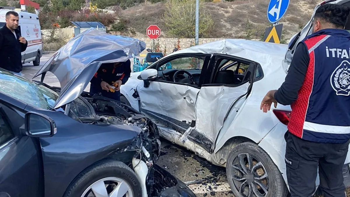 Karabük’te iki otomobil çarpıştı: 7 kişi yaralandı! Karabük’te iki otomobil çarpıştı: 7 kişi yaralandı!
