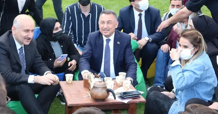 Cumhurbaşkanı Yardımcısı Oktay, gençlerle sohbet edip çay içti