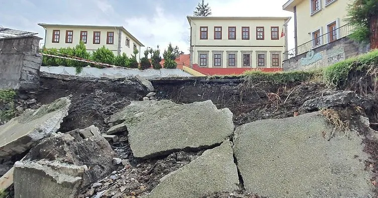 Trabzon’da okul bahçesinin istinat duvarı çöktü