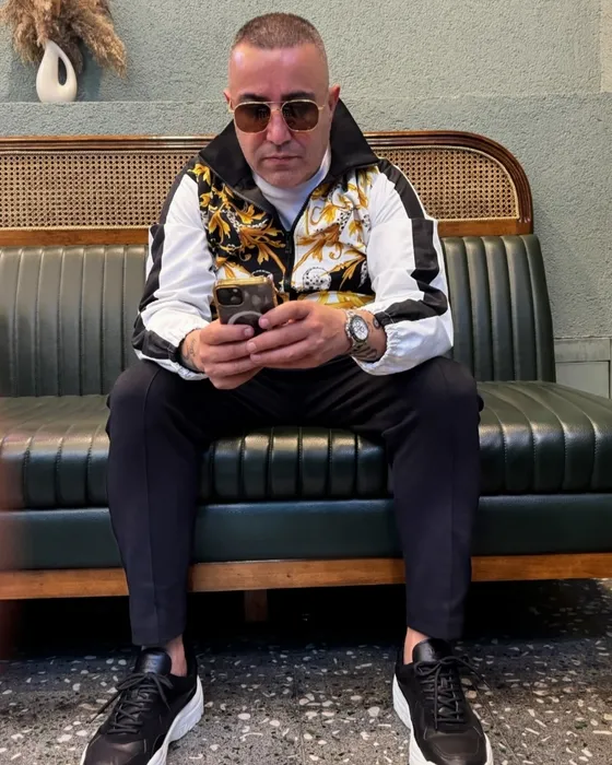 Şafak Sezer’in rol arkadaşı, Kolpaçino’nun galerici Şahin’iydi! Oyuncu Serkan Şengül 50 kilo vererek bambaşka biri oldu! Serkan’ın içinden Serkan çıktı