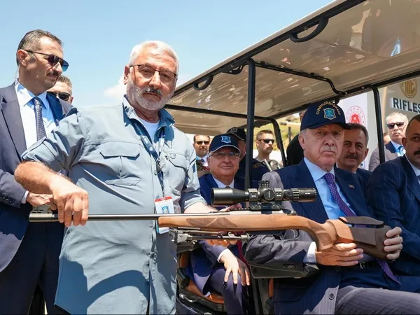 kirikkalede-uretilen-mke-kans-efes-2026da-cumhurbaskani-erdogana-takdim-edildi-1779368870625.jpg