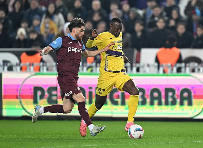 trabzonspor-sahasinda-eyupsporu-agirliyor-karsilasmanin-ilk-yarisi-golsuz-gecildi-1739209970364.jpg