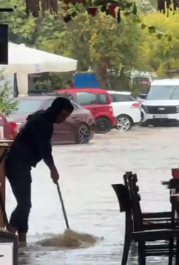 cesmeyi-saganak-vurdu-yollar-gole-dondu-1793029732582.jpg