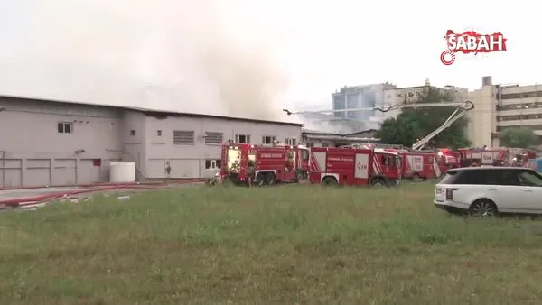 Küçükçekmece'deki kağıt ambalaj üretim merkezindeki yangın kontrol altına alındı | Video