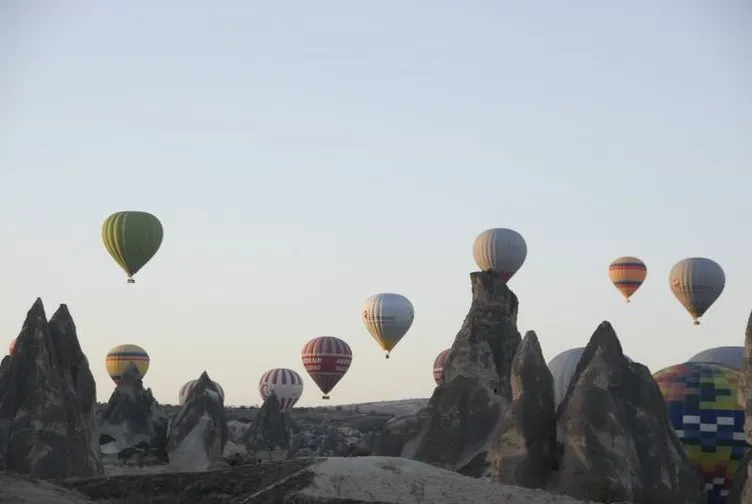 Kapadokya’da balonlar Ata’ya saygı için havalandı