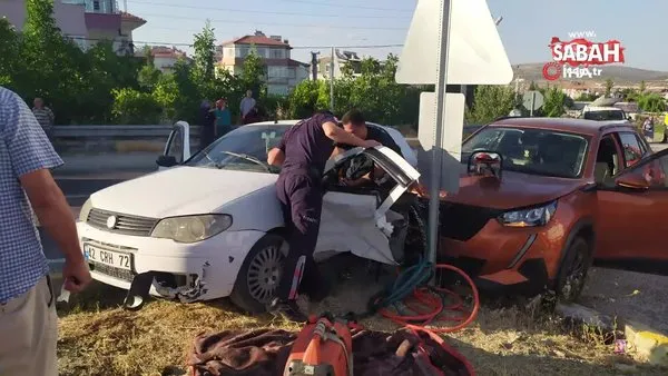 Antalya'da kontrolsüz kavşakta kaza: 3 yaralı | Video